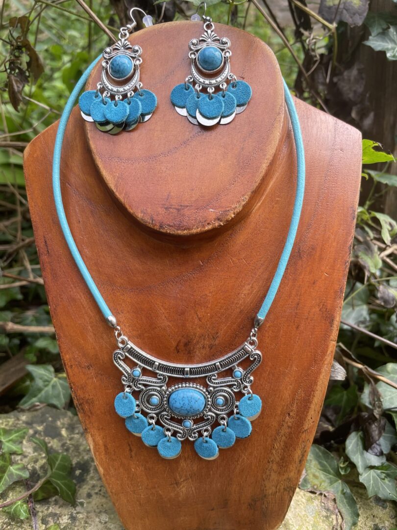 Ensemble boucles d'oreilles et collier métal et cuir bleu turquoise -  MANOUCHKA CREATIONS﻿