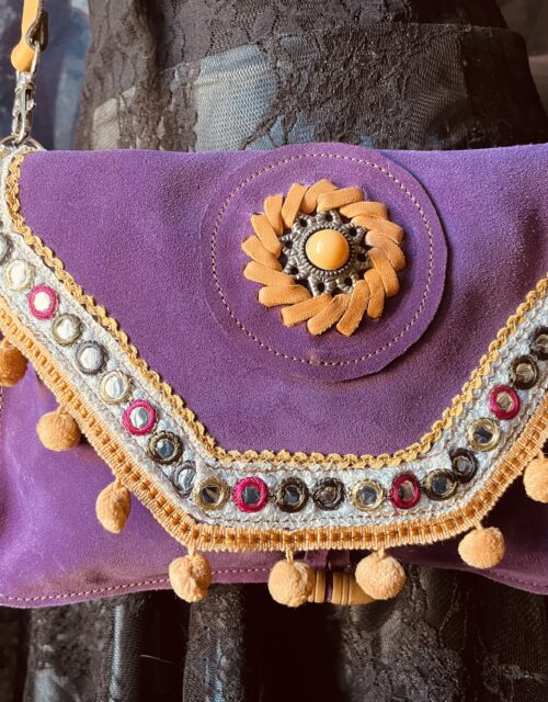 Petit sac en cuir violet et pompons style bohème