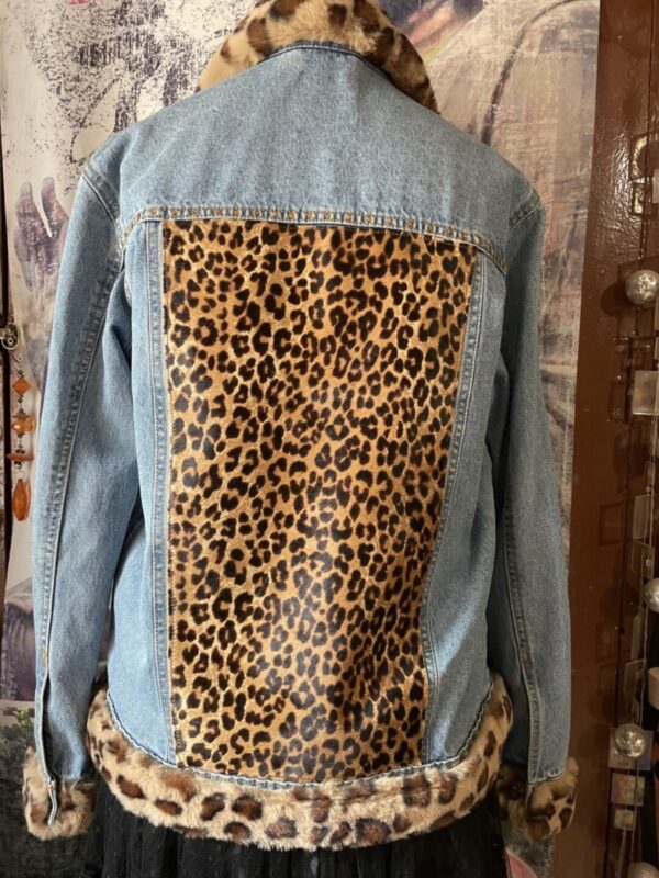 Veste en jean customisé style léopard