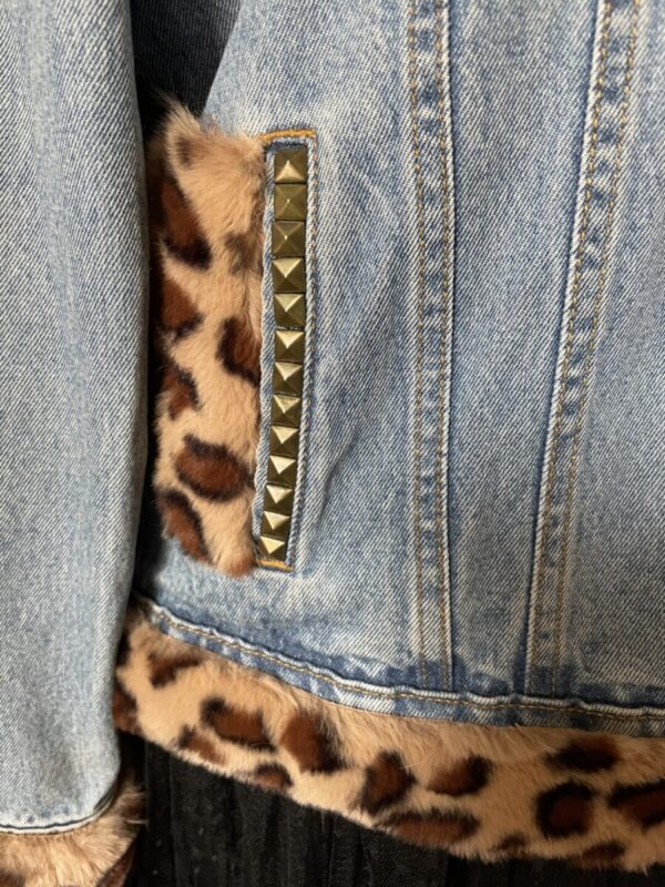 Veste en jean customisé style léopard – Image 5