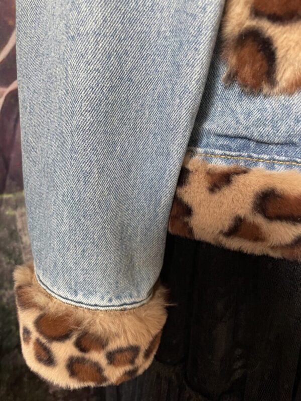 Veste en jean customisé style léopard – Image 7