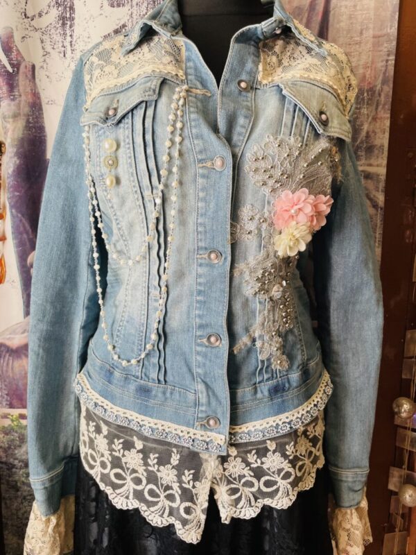 Veste en jean customisé style bohème2 – Image 2