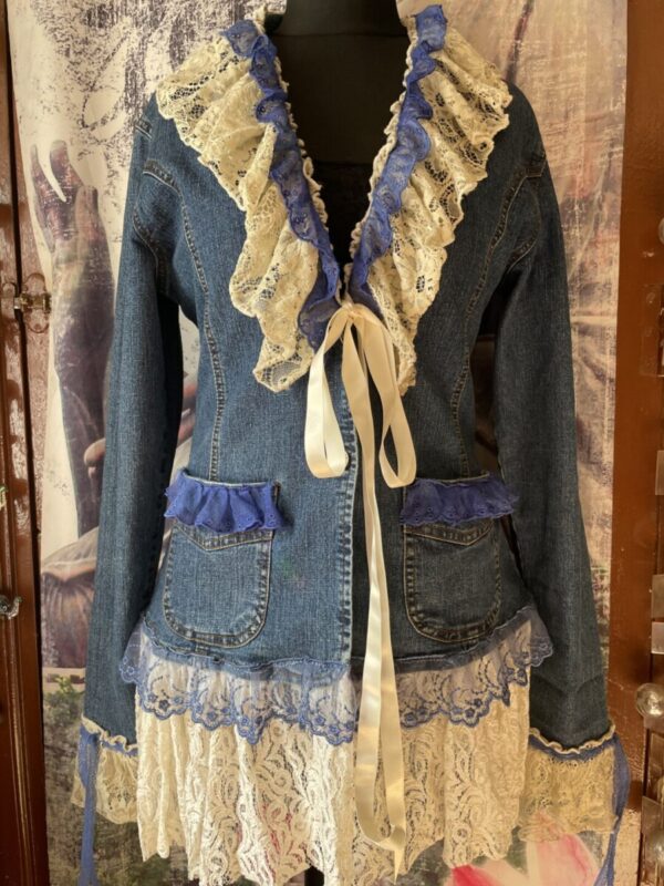 Veste en jean customisé style romantique – Image 2