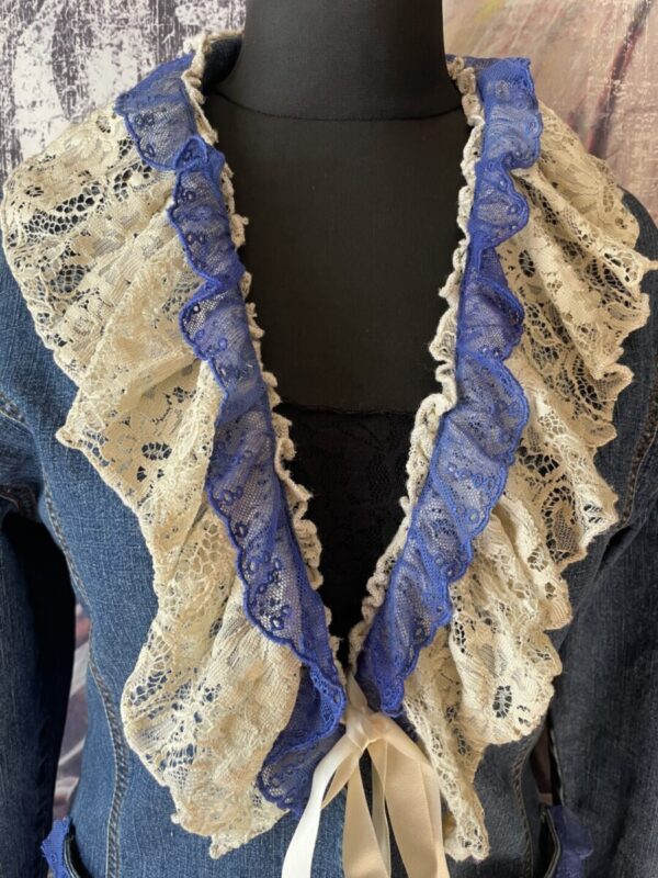 Veste en jean customisé style romantique – Image 3