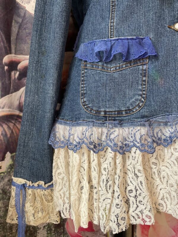 Veste en jean customisé style romantique – Image 4