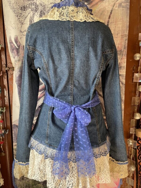 Veste en jean customisé style romantique