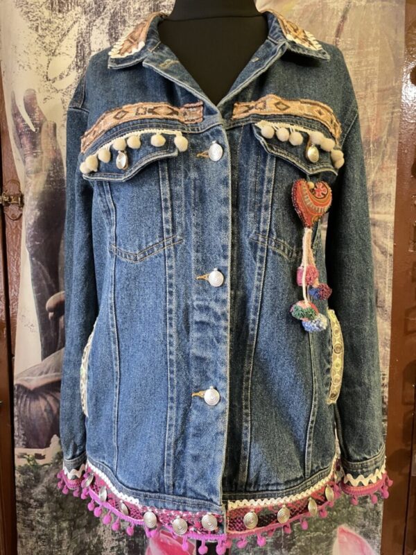 Veste en jeans customisé style tribal – Image 2