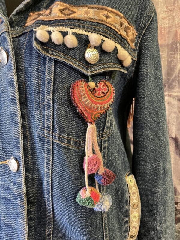 Veste en jeans customisé style tribal – Image 7