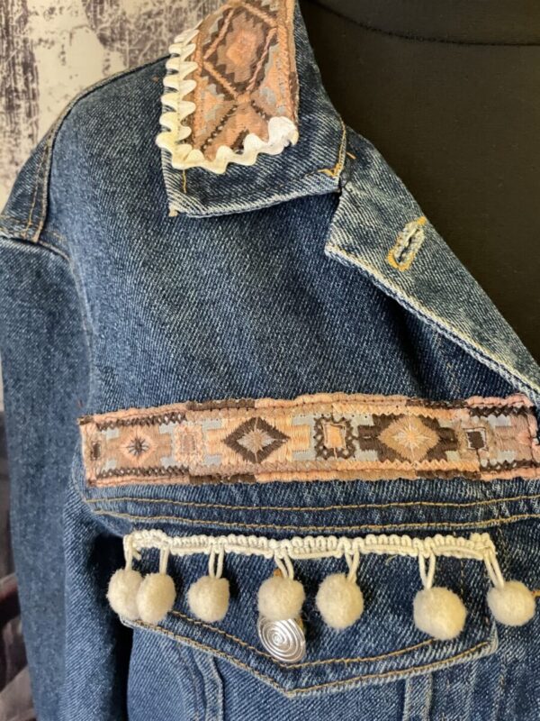 Veste en jeans customisé style tribal – Image 8
