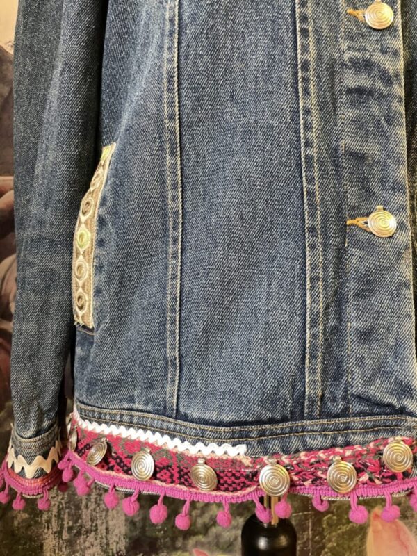 Veste en jeans customisé style tribal – Image 6