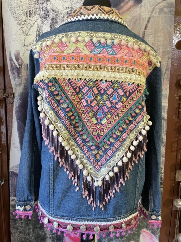 Veste en jeans customisé style tribal