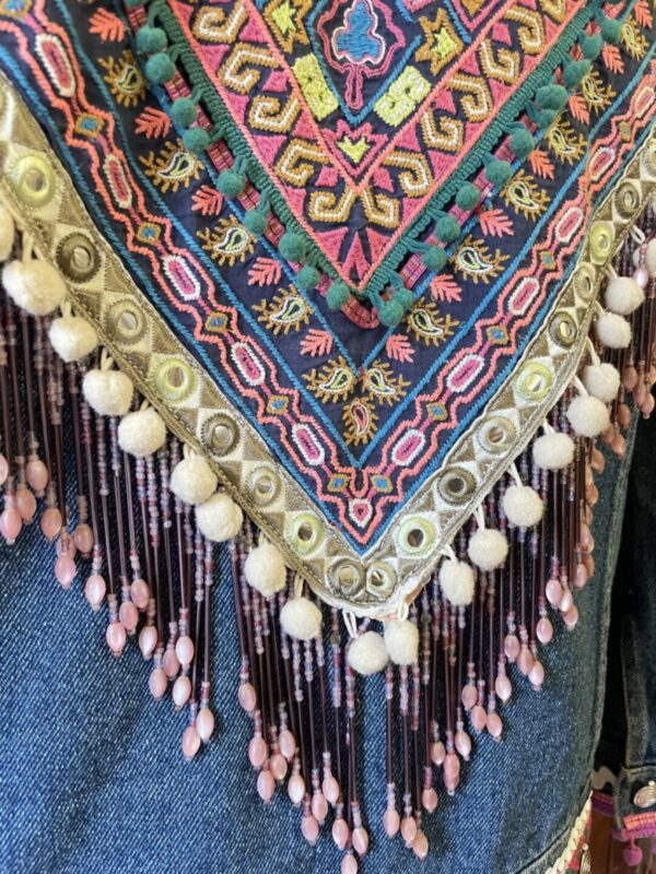 Veste en jeans customisé style tribal – Image 3