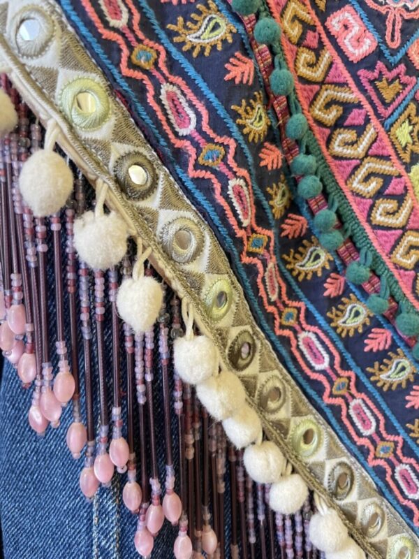 Veste en jeans customisé style tribal – Image 4