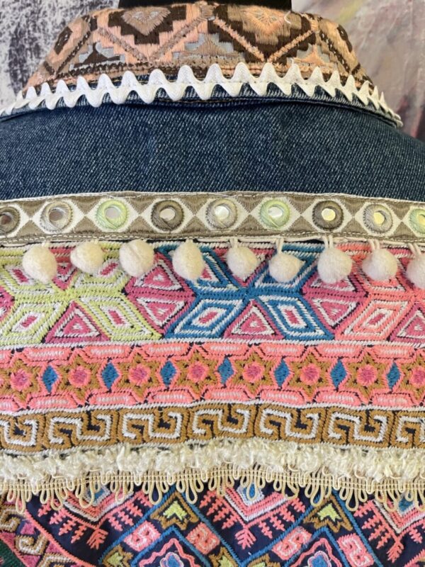 Veste en jeans customisé style tribal – Image 5