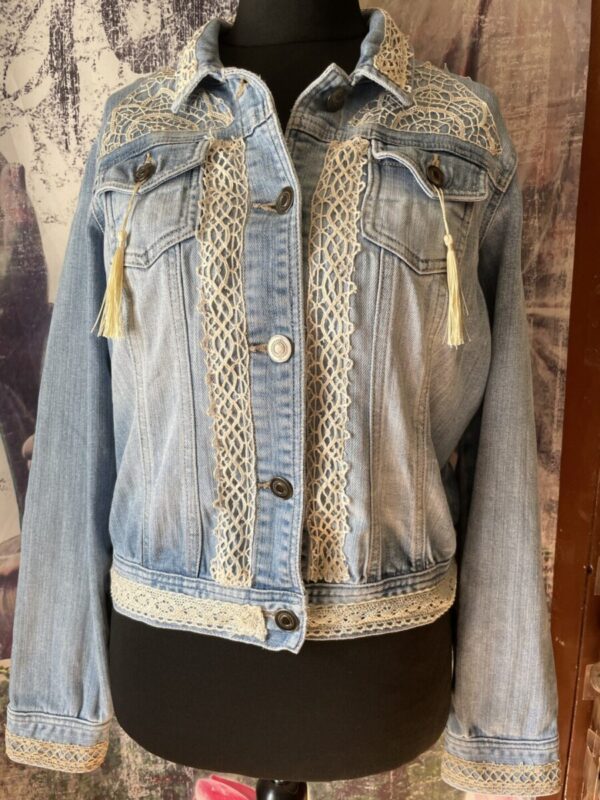 Veste en jean customisé style bohème3 – Image 2