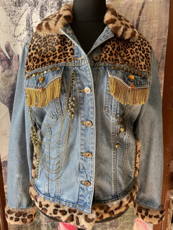 Veste en jean customisé style léopard – Image 2