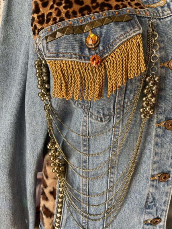 Veste en jean customisé style léopard – Image 6