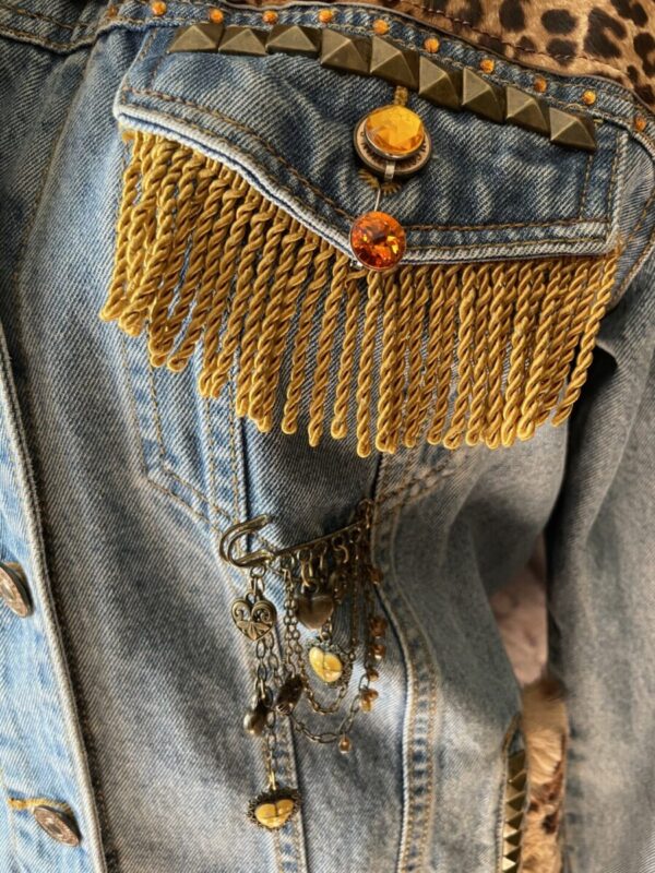 Veste en jean customisé style léopard – Image 4