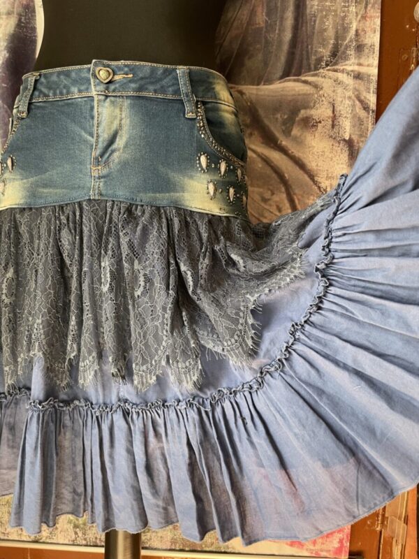 jupe en jeans customisé à volant et strass – Image 3