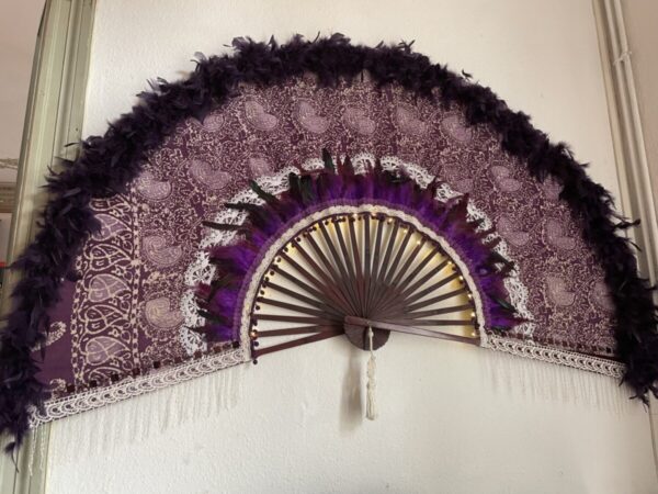 éventail géant en plumes et tissu violet