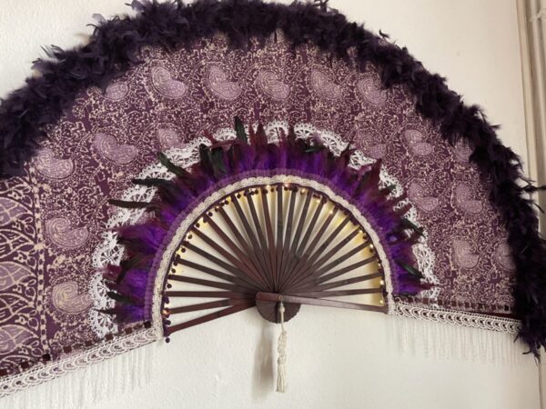 éventail géant en plumes et tissu violet – Image 2