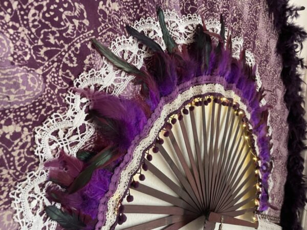 éventail géant en plumes et tissu violet – Image 3