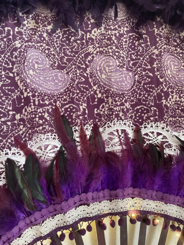 éventail géant en plumes et tissu violet – Image 4