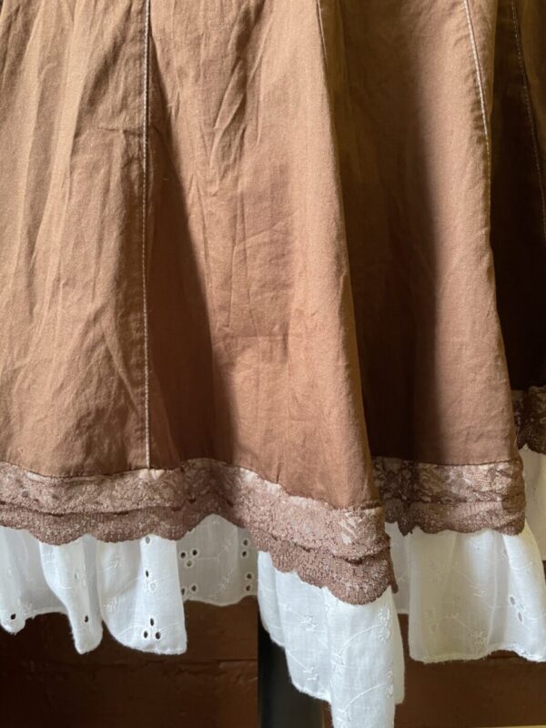 Jupe en jeans customisé marron style romantique – Image 5