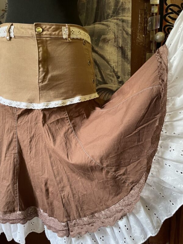 Jupe en jeans customisé marron style romantique – Image 3