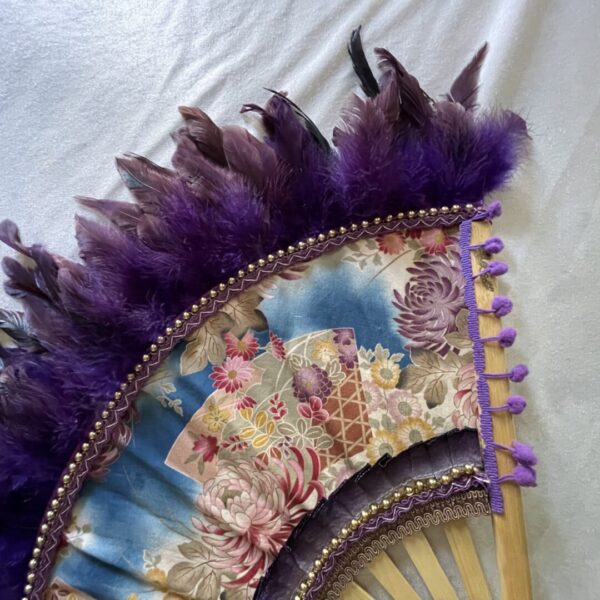 éventail géant en plumes perles et tissus – Image 3