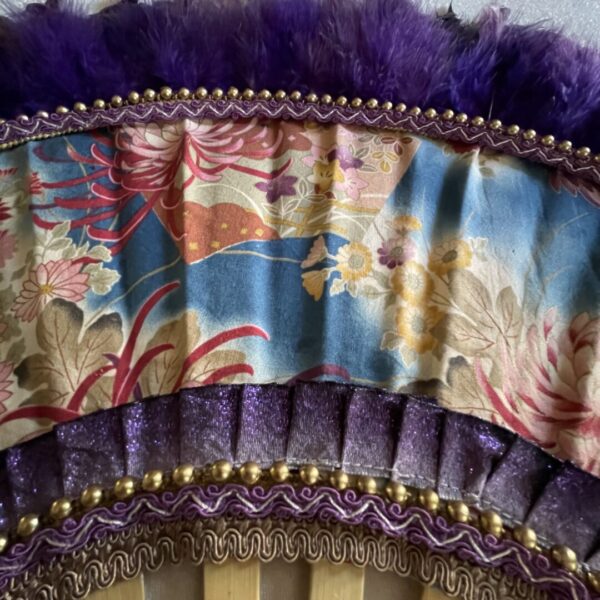 éventail géant en plumes perles et tissus – Image 2