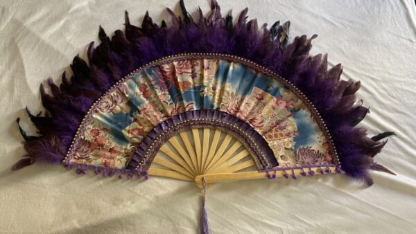 éventail géant en plumes perles et tissus – Image 4