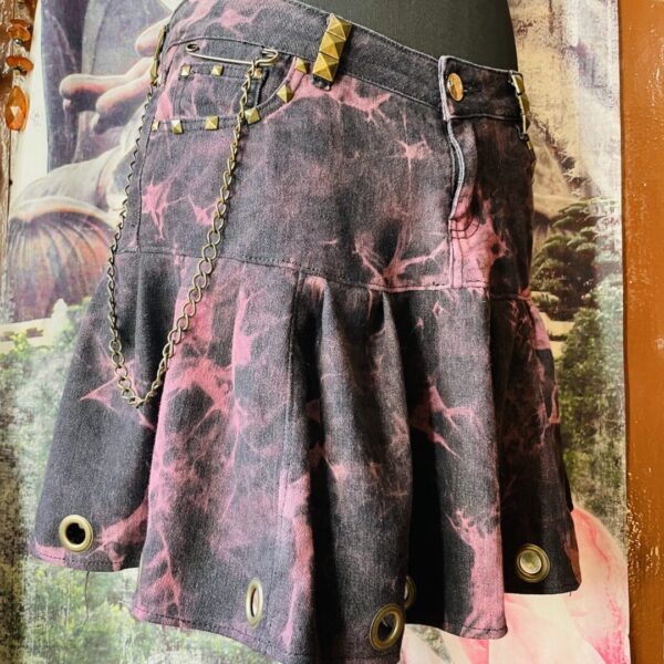 Jupe en jeans noir et rose steampunk – Image 5