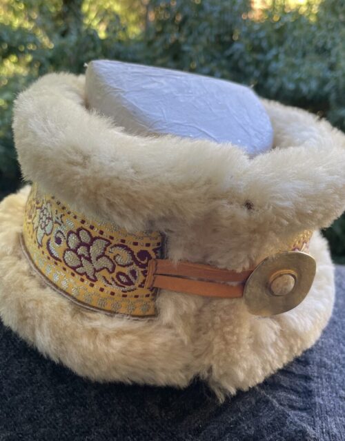 Col en fourrure blanc crème et tissu brodé