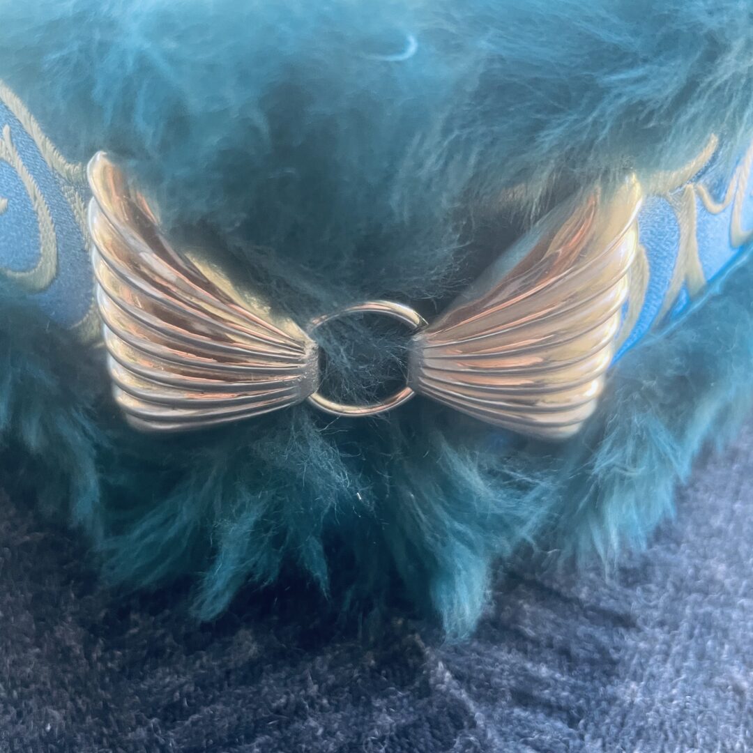 Col en fourrure bleu et tissu brodé – Image 3