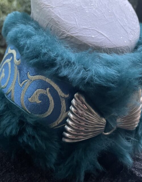 Col en fourrure bleu et tissu brodé