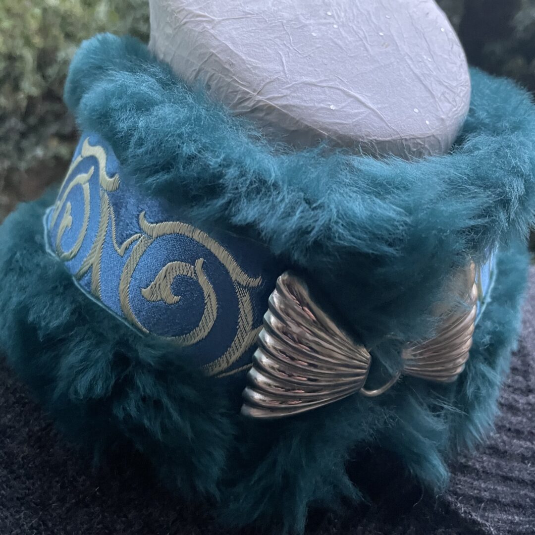 Col en fourrure bleu et tissu brodé