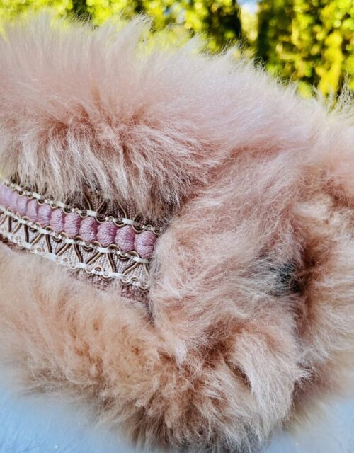 Col en fourrure vieux rose et tissu brodé
