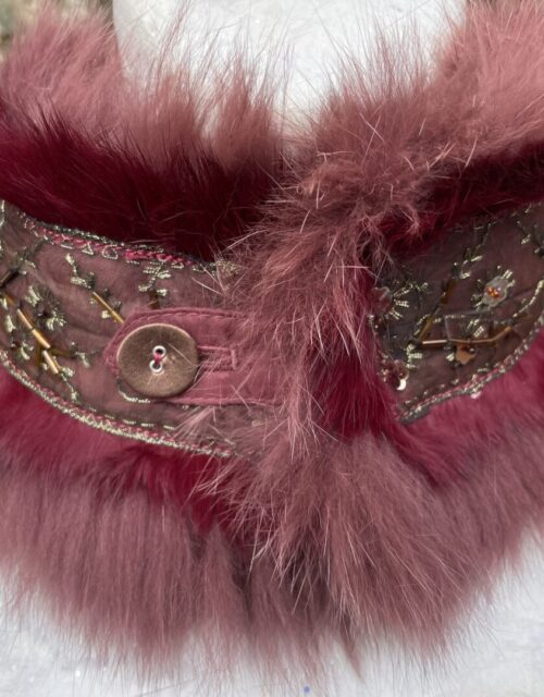 col en fourrure de lapin bordeaux