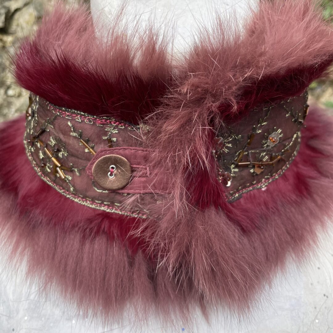 col en fourrure de lapin bordeaux