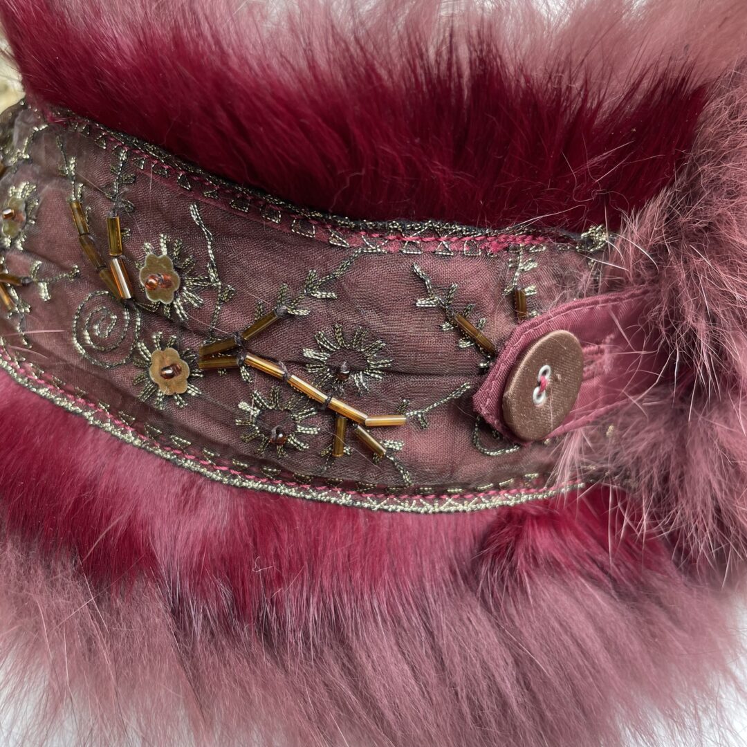 col en fourrure de lapin bordeaux – Image 3