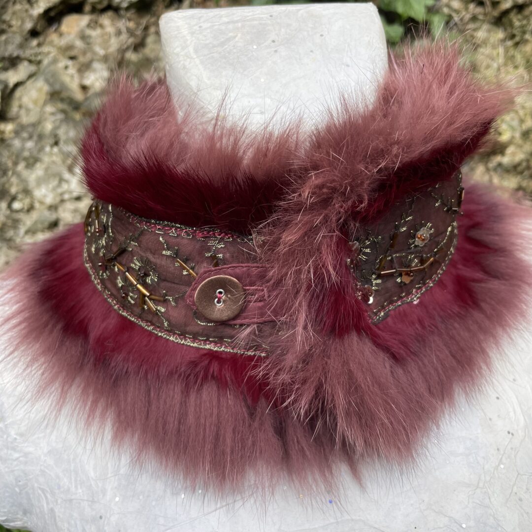 col en fourrure de lapin bordeaux – Image 4