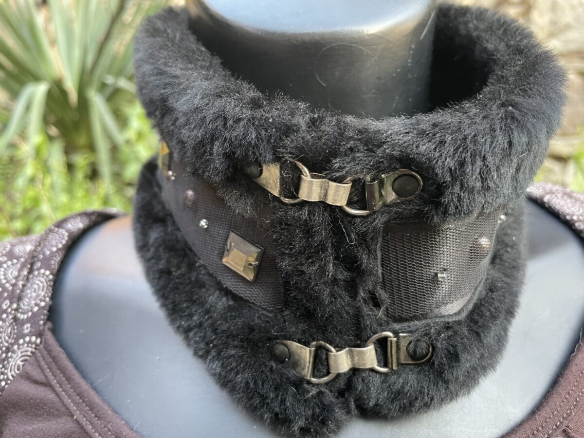 Col en fourrure de mouton noir