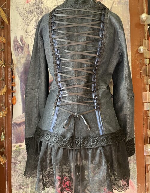 Veste en jean customisé style bohème romantique