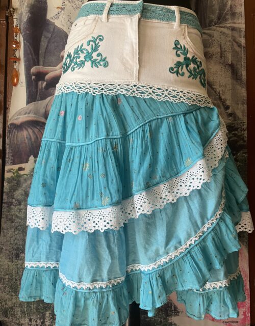 Jupe en jeans customisé blanc et bleu turquoise
