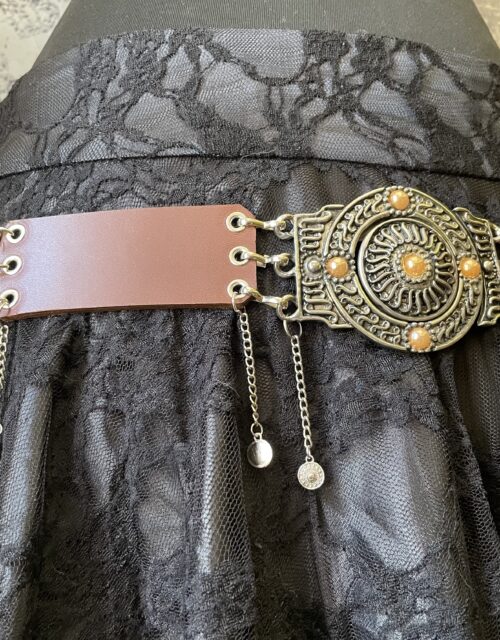 ceinture en cuir marron et métal style médiéval