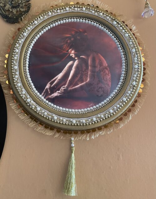 Miroir doré et perlé