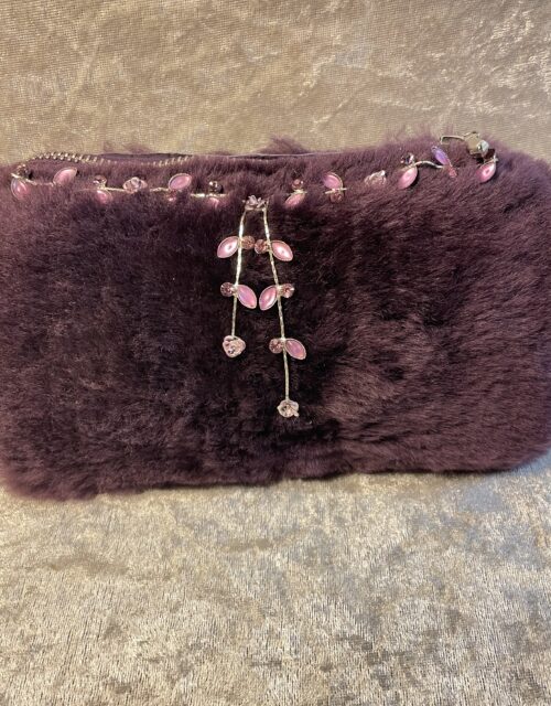Trousse mauve bijouté en fourrure de mouton