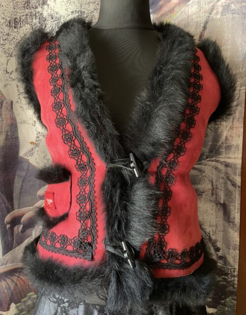 Veste noir et rouge en fourrure de mouton