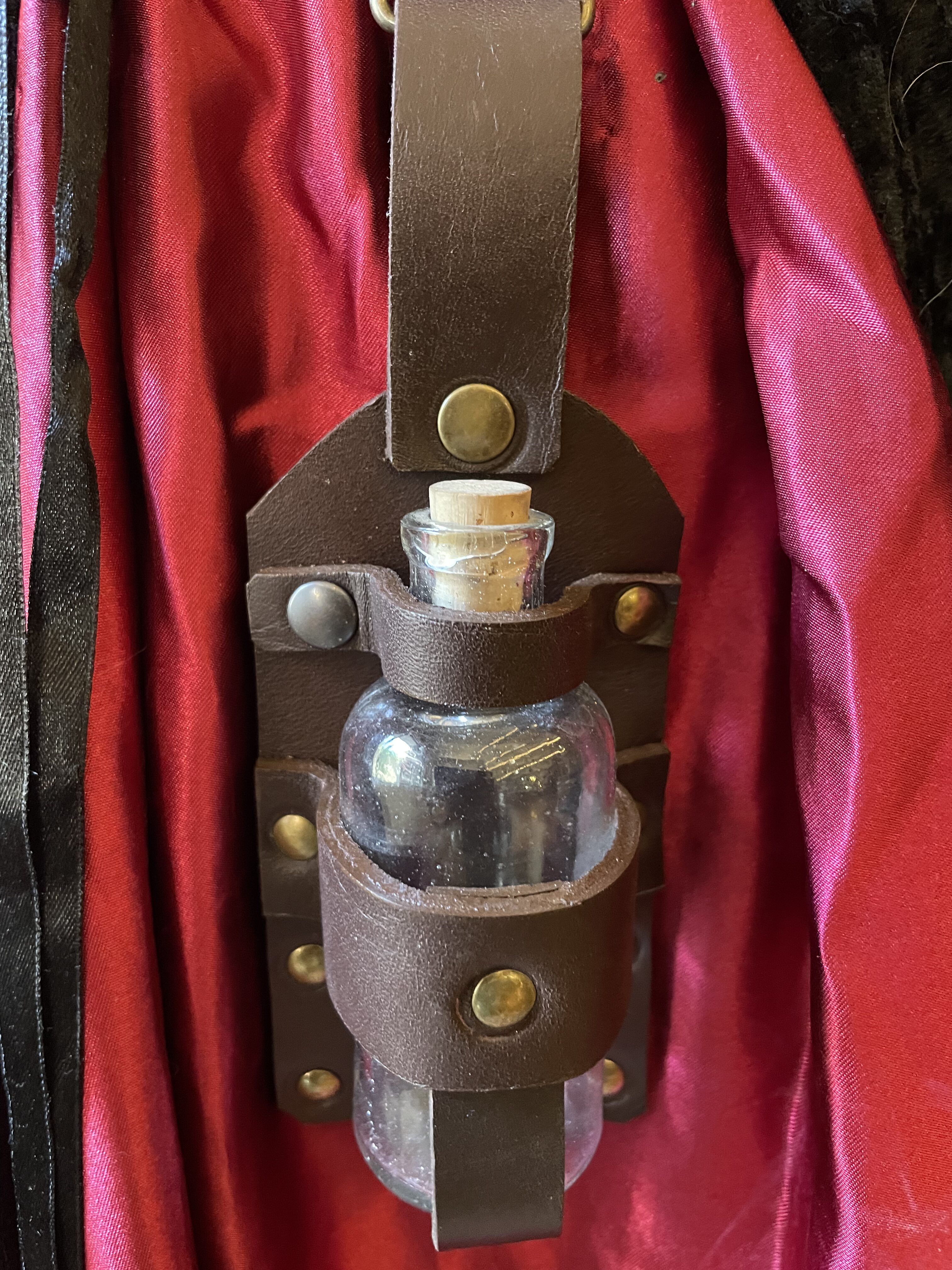Porte-fiole en cuir marron style médiéval pour ceinture